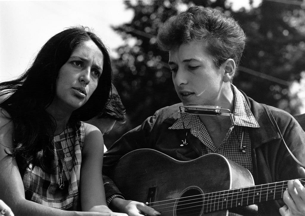 Joan Baez und Bob Dylan mit Gitarre